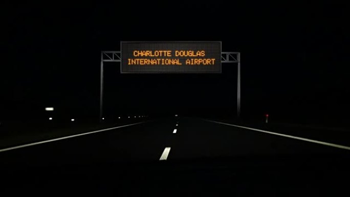 夏洛特道格拉斯国际机场数字路标和入口标志。