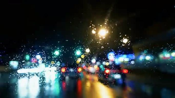 街道上雨夜的车辆时间流逝。