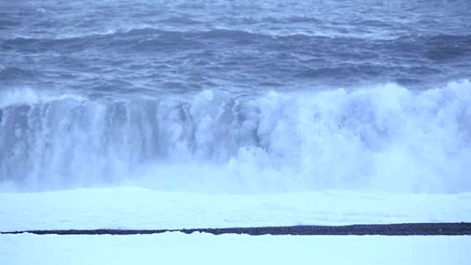 冰岛维克黑沙滩上的海浪