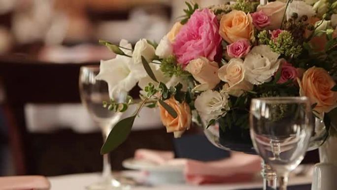 婚礼或生日餐厅室内装饰，白色和蓝色。接待和宴会前咖啡馆餐桌上的假日花店或玫瑰