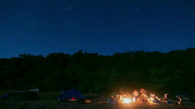 帐篷在夜间露营，星星和银河系时间流逝天空转向空间，前景篝火