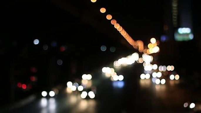 下雨后的午夜时分，街道上的灯光模糊的背景，光线背景的抽象粒子，从我的窗户出来。