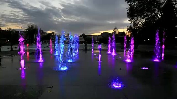 用彩虹色点燃的喷泉