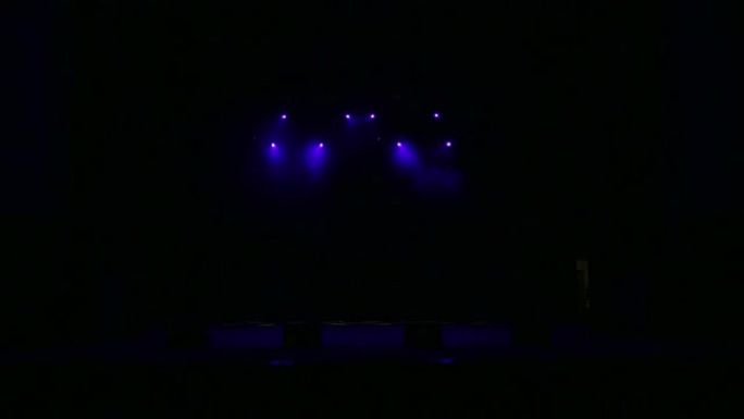 蓝色和黄色的舞台灯光，音乐会上的灯光表演