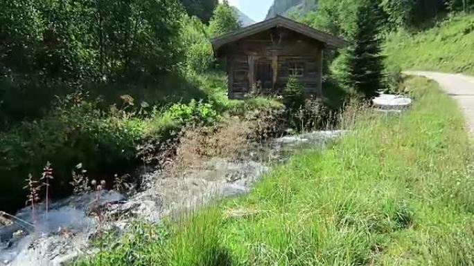 欧洲阿尔卑斯山一条小溪上风化的谷仓。齐勒塔尔山谷的Schwarzachtal山谷tirol。(奥地利