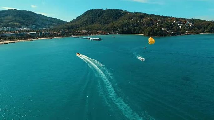空中: 带降落伞的快艇在巴东海滩附近。