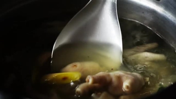锅中煮泰国汤的超慢动作，搅拌汤勺
