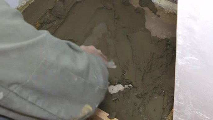 用水泥和泥铲工作的泥水匠