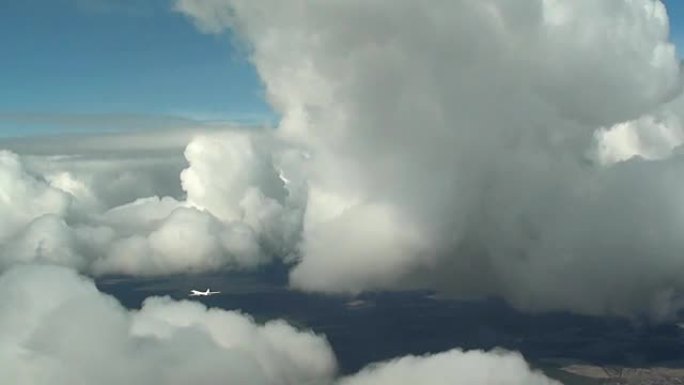飞机在云层之间飞行