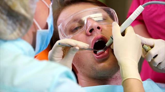在牙医处去除牙结石