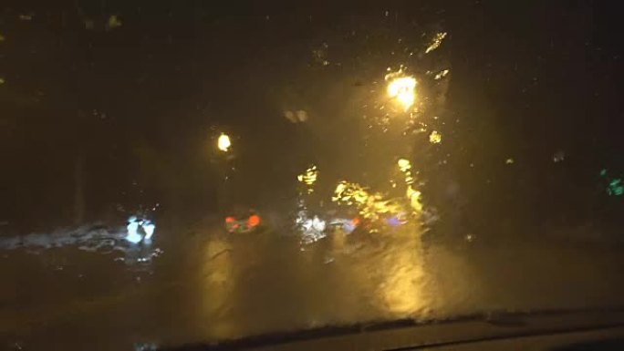 倾盆大雨期间城市高速公路上的夜间交通