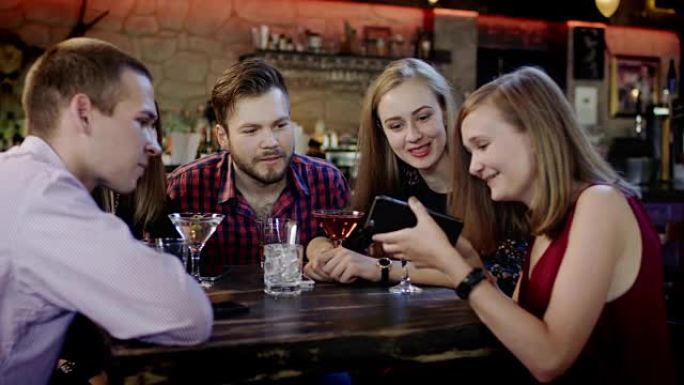 年轻女子正在用手机向朋友展示一些东西