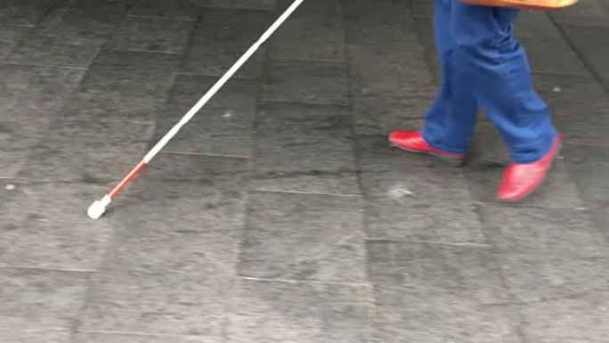 无法辨认的视障人士走在街上