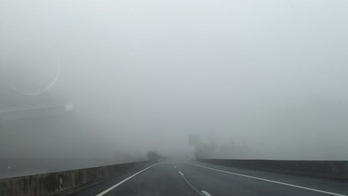 高速大雾隧道穿梭车拍 画面
