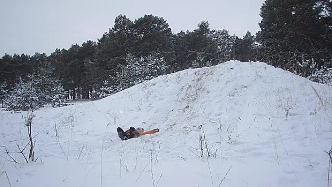 快乐的微笑女孩在冬天下雪的山丘上滚动，一家人在白雪覆盖的冬季公园散步。
