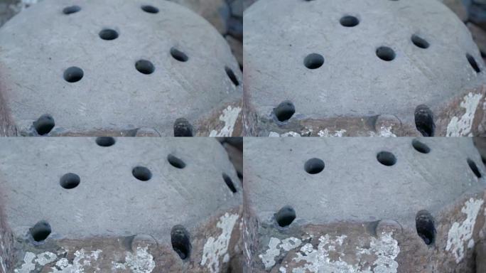 一个大的圆形岩石，上面有孔