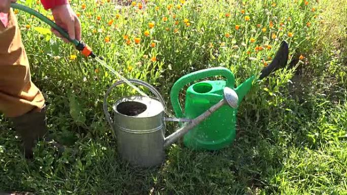园丁为两个灌壶灌水