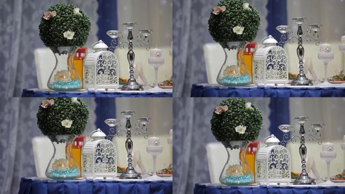 婚礼桌上的花卉装饰