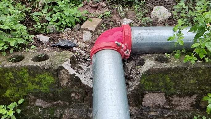 水管漏水 自来水管漏水 损坏 喷洒漏水