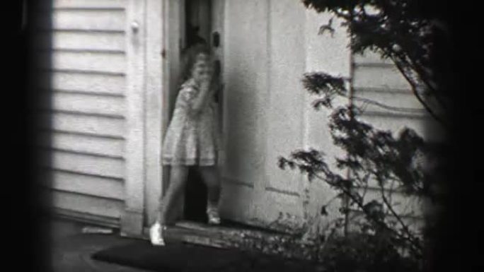 1939: 年轻女孩打开前门漫不经心地跑向街道逃生。