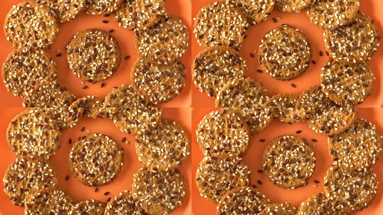 美味可口的新鲜出炉的自制饼干在橙色竹盘上旋转。循环