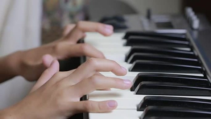 女人教小女孩弹钢琴。乐器