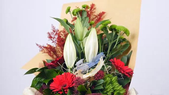 鲜花，花束，白色背景上的旋转，花卉组成由桑蒂尼，一枝花，百合，非洲菊，Barbatus，Russus