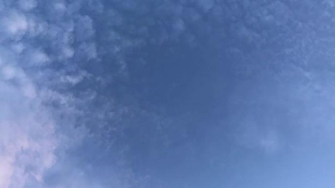 云漂浮在蓝天上