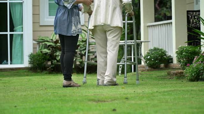 老奶奶和女儿在后院散步