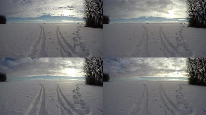 滑雪和脚踩雪，时间流逝