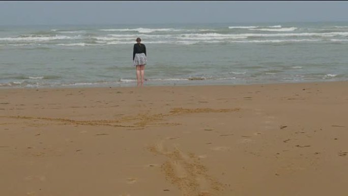 站在奥马哈海滩岸边的一位女士