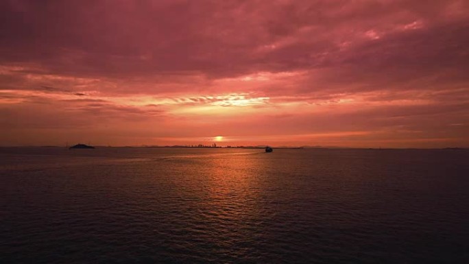 平静宁静的风景美丽的天空有火红的云，黎明时船移往港口
