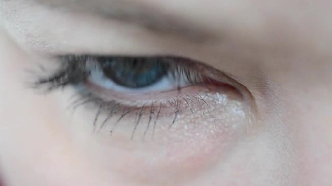 女性眼睛