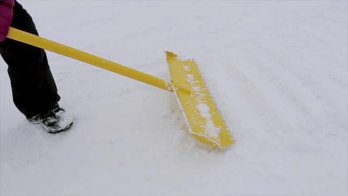 滑雪者在雪山用黄色铲子抚平雪。滑雪胜地。制服。冬天