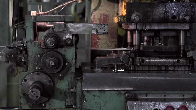 在工厂工作快速旧自动压力机冲压金属零件