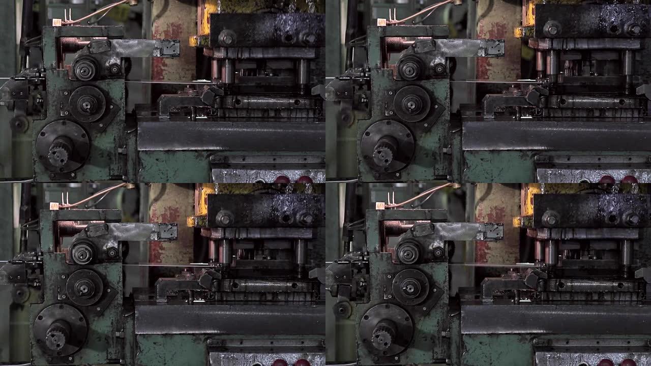 在工厂工作快速旧自动压力机冲压金属零件