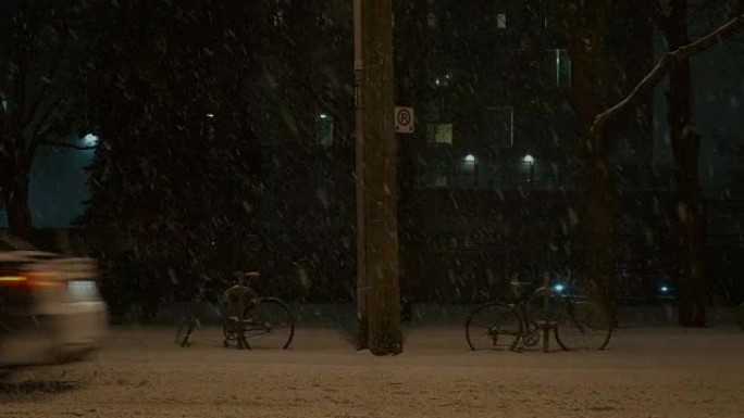 停着雪的自行车