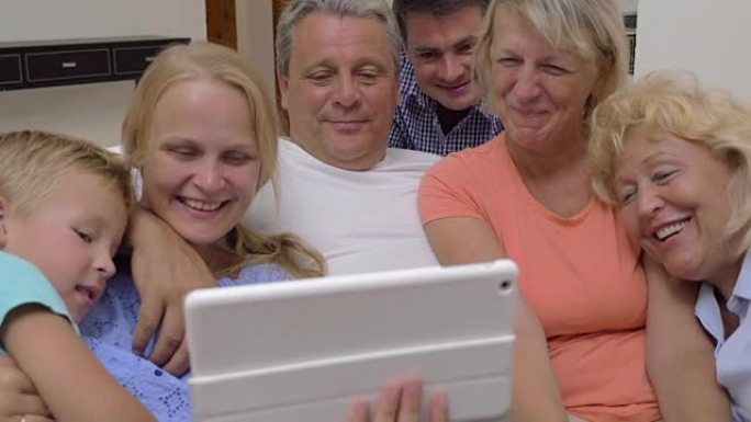 大家庭在数字平板电脑上观看视频