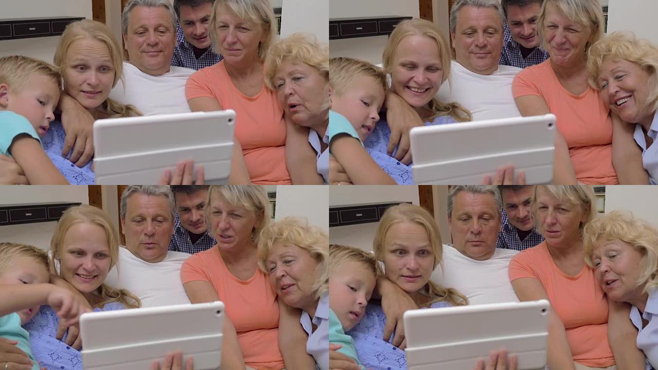 大家庭在数字平板电脑上观看视频