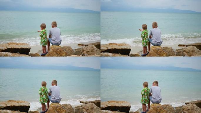 泰国。孩子们坐在海边，向远处望去
