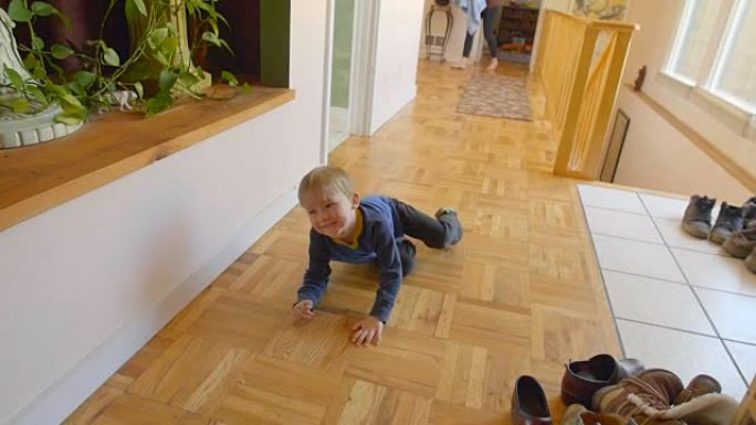 男孩在木地板上玩耍