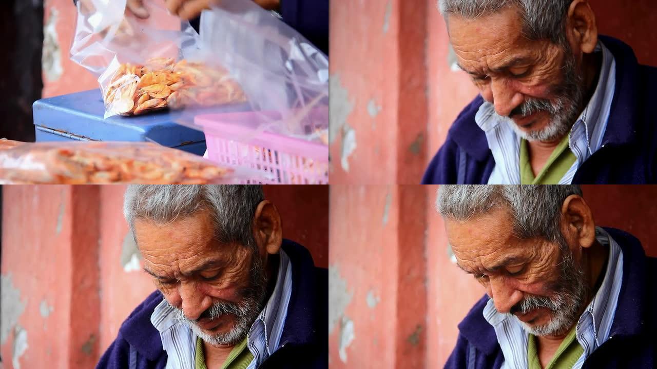 墨西哥老人在一个小镇墨西哥市场工作
