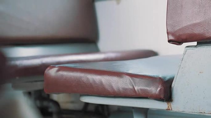 火车车厢内棕色软仿皮长凳座椅的特写