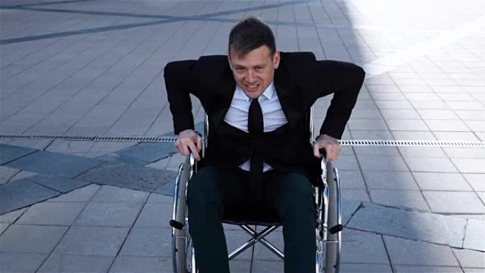 有能力的残障商人试图从轮椅上站起来