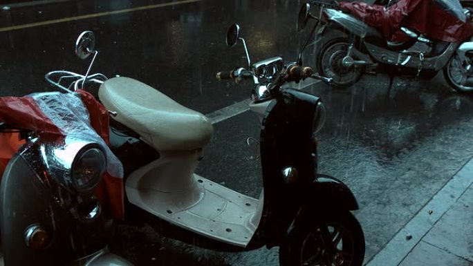 滑板车停在上海永康路雨中。