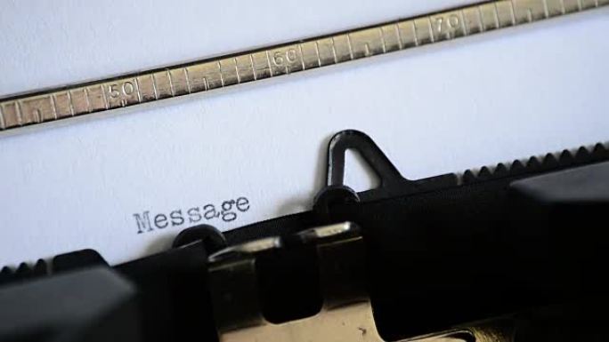 输入单词消息: 用一台旧的手动打字机