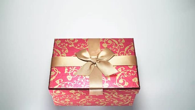 白色背景上的红色礼品盒。全高清