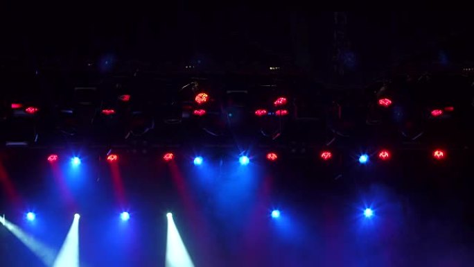 蓝色和红色的舞台灯。舞台灯光和烟雾。