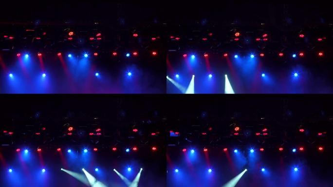 蓝色和红色的舞台灯。舞台灯光和烟雾。