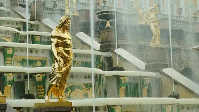 俄罗斯彼得霍夫大喀斯喀特金雕像的近景